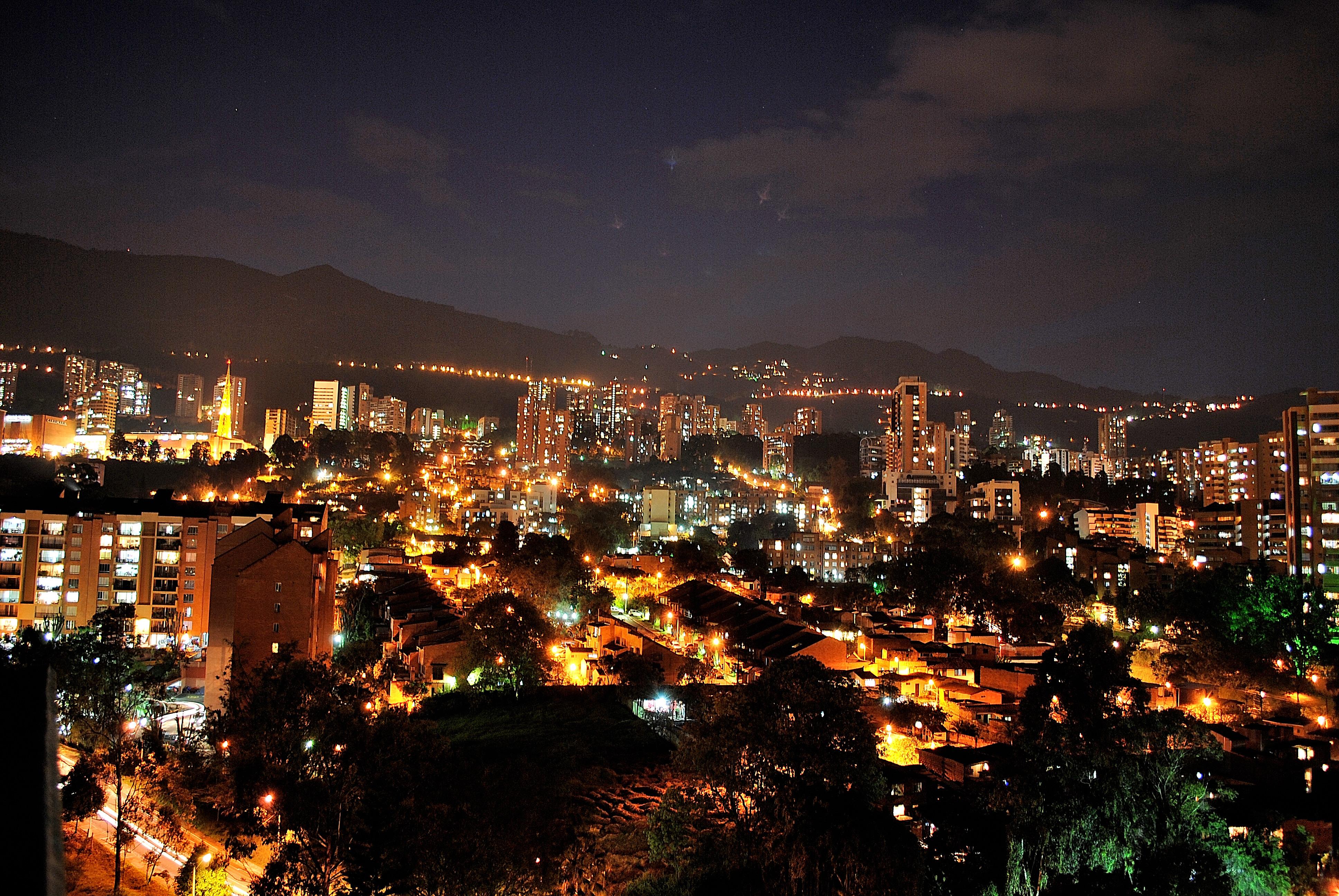 Apartamentos Poblado Alejandria By Housy Host Medellin Exterior photo