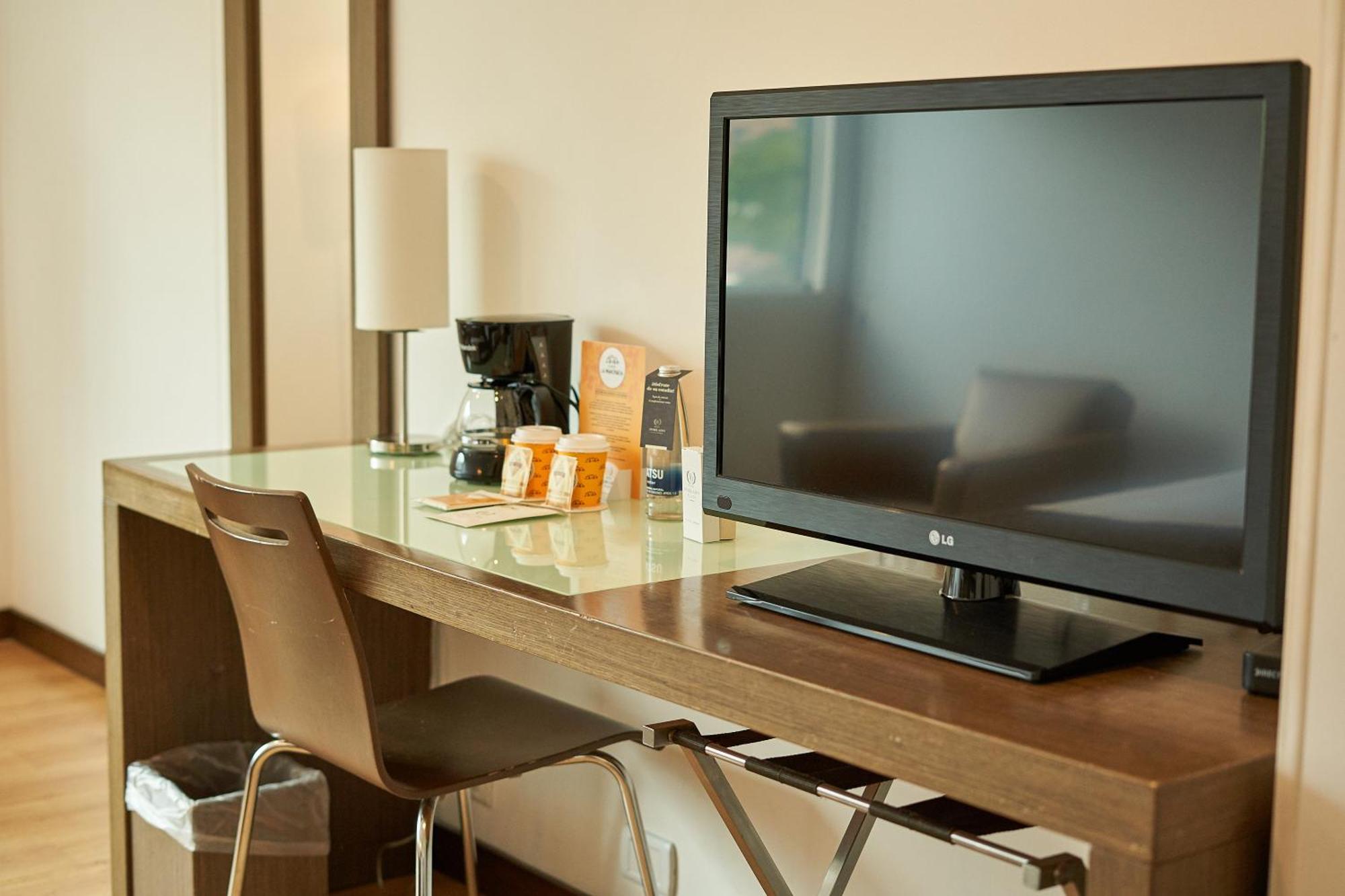 Apartamentos Poblado Alejandria By Housy Host Medellin Exterior photo